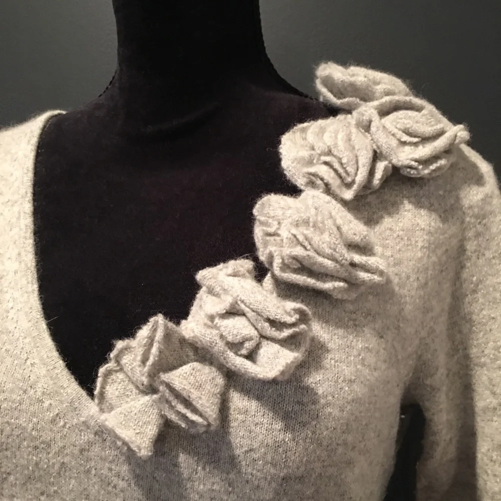 GREY V NECK SWEATER WITH FLOWERS